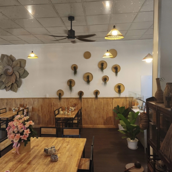 Khám Phá Top 5 Quán Cơm Ngon Đường Nơ Trang Long Không Thể Bỏ Qua