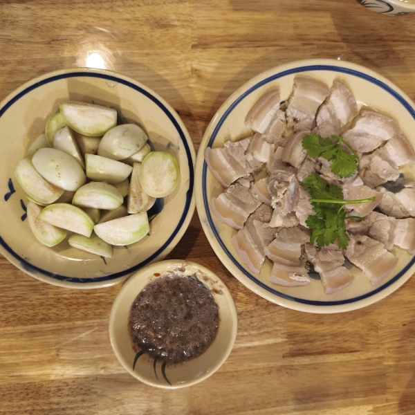 Thịt luộc cà pháo mắm tôm